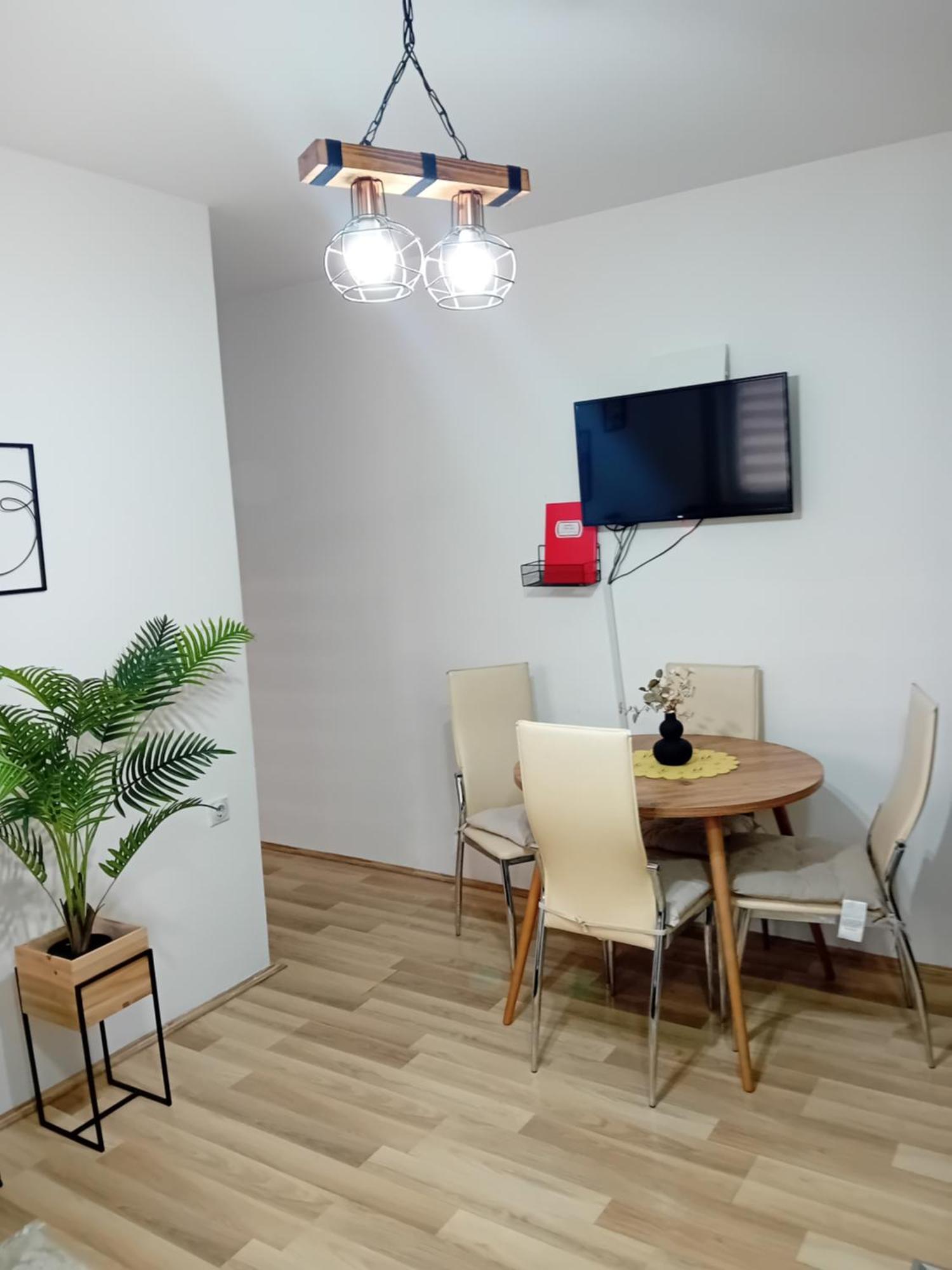 Apartman,, Nina ,, *